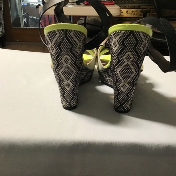 Sam and Libby black and white pattern wedge sandal size 11m. - Picture 9 of 12